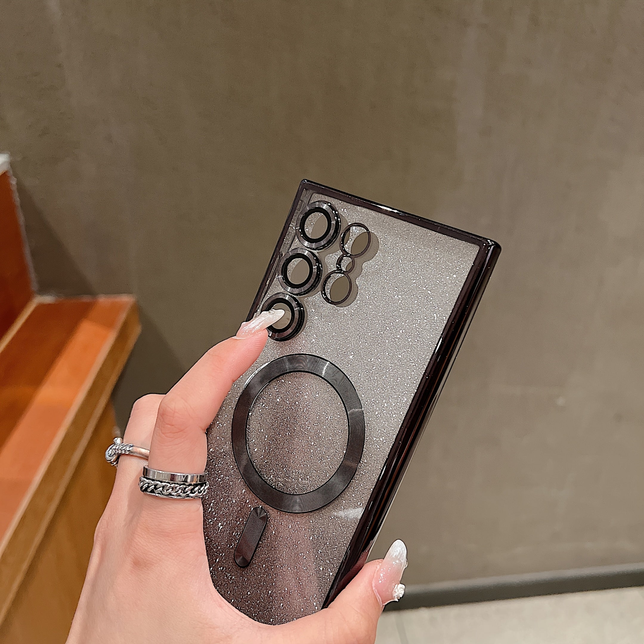 GlimmerStrap – Sparkling Magnetic Hand Strap Case
