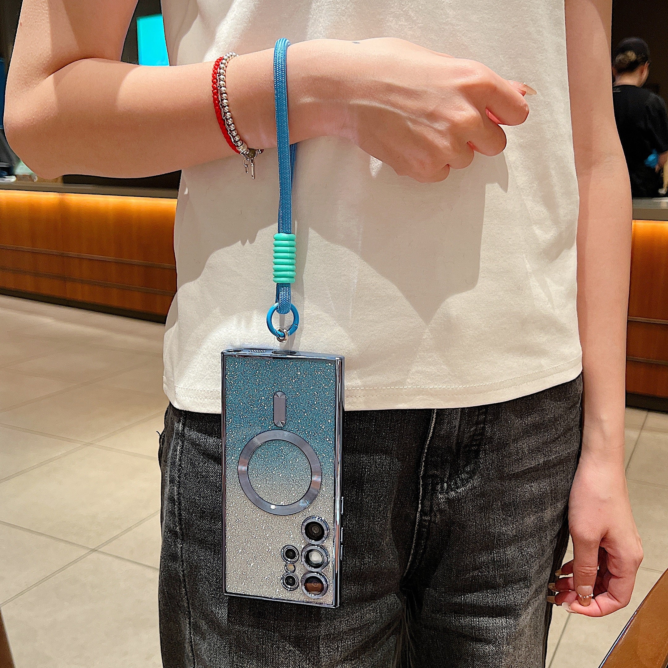 GlimmerStrap – Sparkling Magnetic Hand Strap Case