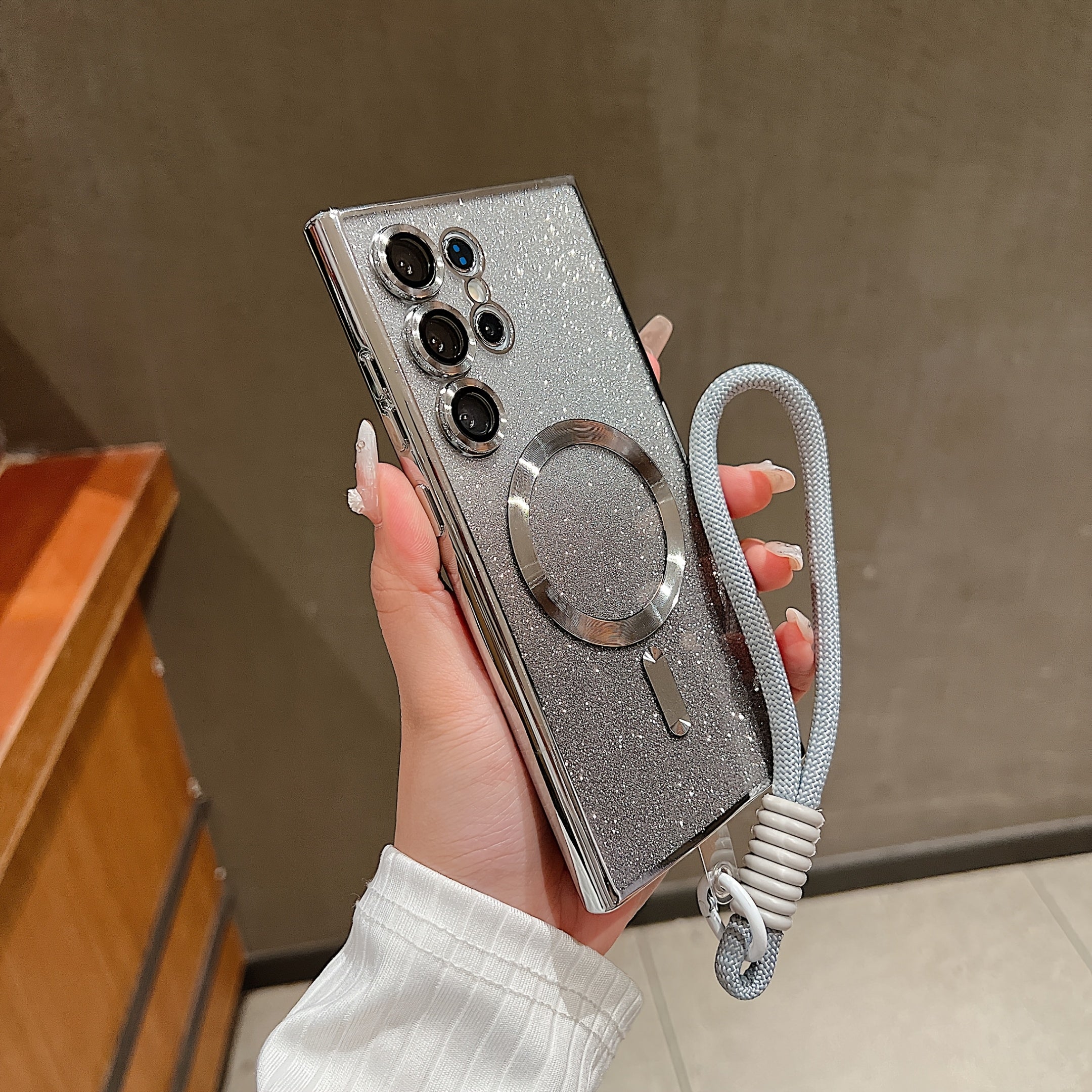 GlimmerStrap – Sparkling Magnetic Hand Strap Case